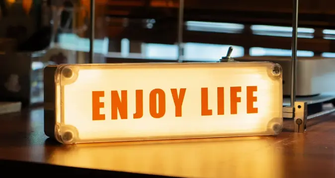 Rounded capsule light box